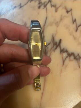 Geneva gold watch new battery